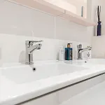 Modern 2-bedroom Getaway In The Heart Of דירה גנט