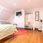 Modern 2-bedroom Getaway In The Heart Of Lejlighed *