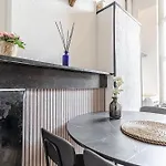 Modern 2-bedroom Getaway In The Heart Of דירה גנט