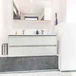 Lejlighed Modern 2-bedroom Getaway In The Heart Of *
