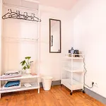 Modern 2-bedroom Getaway In The Heart Of דירה גנט