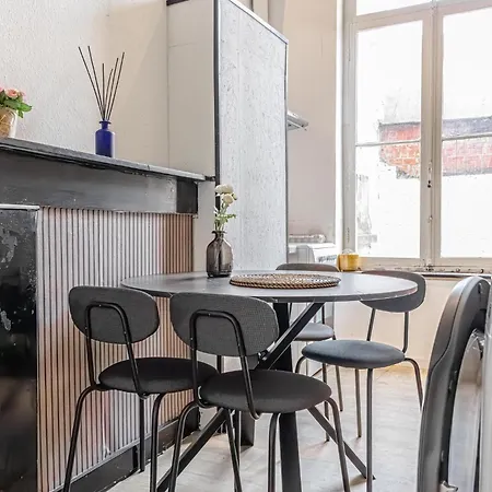 Modern 2-bedroom Getaway In The Heart Of *