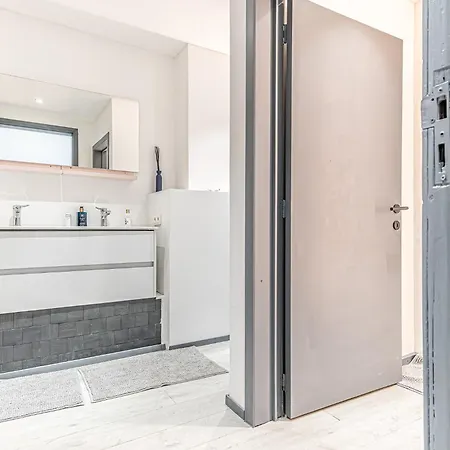 Apartment Modern 2-bedroom Getaway In The Heart Of