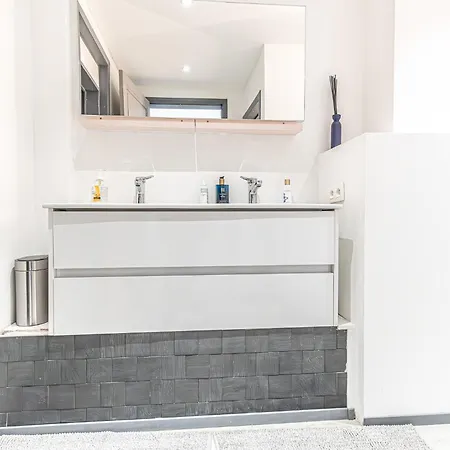 Lejlighed Modern 2-bedroom Getaway In The Heart Of *
