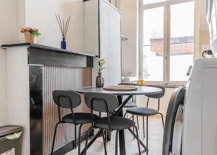 Modern 2-bedroom Getaway In The Heart Of *