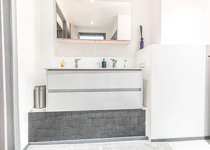 Апартаменти Modern 2-bedroom Getaway In The Heart Of *